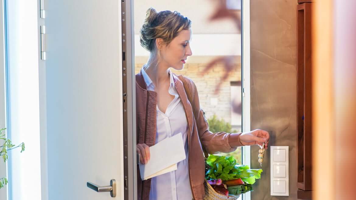 Image d'une personne rentrant dans le showroom de le menuiserie Foultot