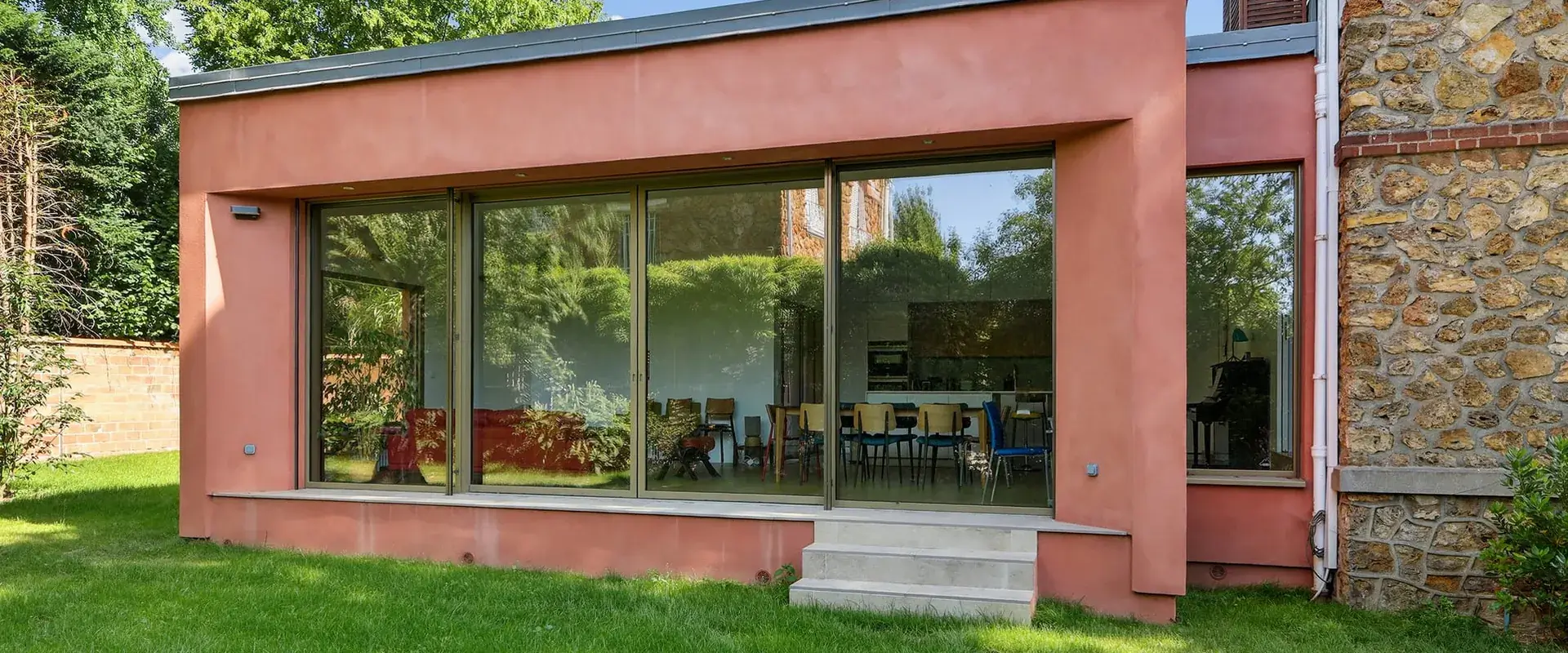 Extension de maison avec baie vitrée aluminium posée par Menuiserie Foultot