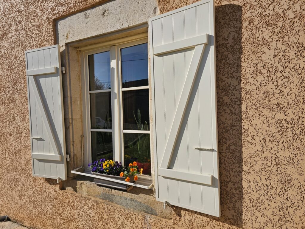 Zoom sur des volets battants aluminium Ehret à Pierrecourt.