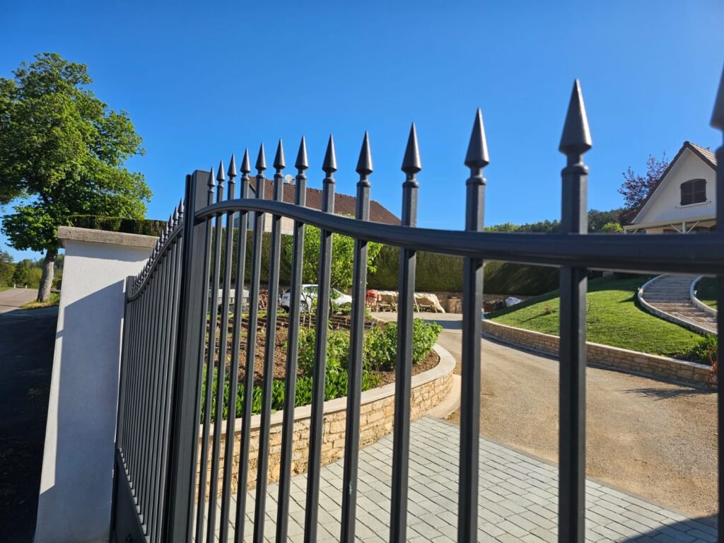 Zoom sur le barreaudage haut avec pointes d'un portail alu Cétal Pléiade à Marey-sur-Tille.