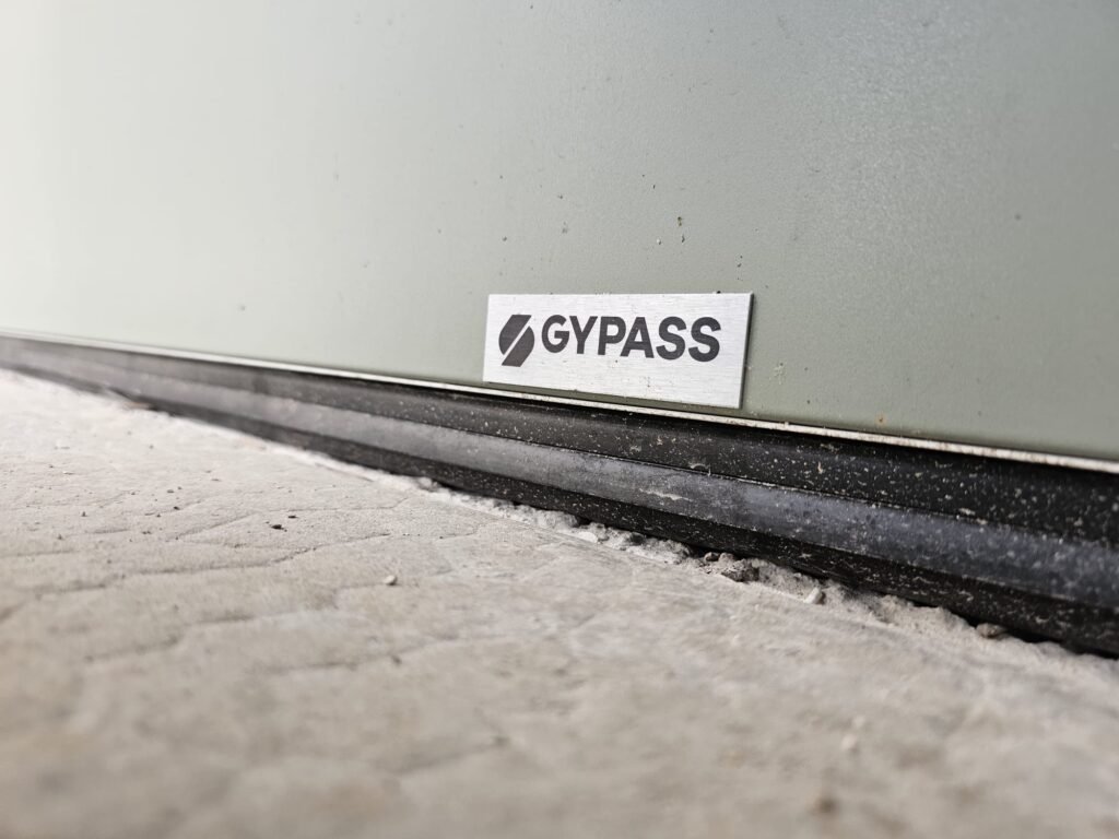 Logo Gypass sur porte de garage sectionnelle vert sauge - Menuiserie Foultot Marac
