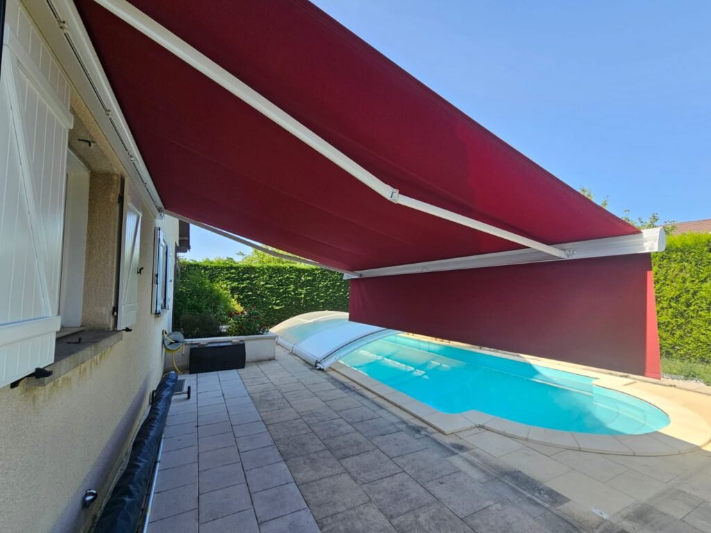 Vue dessous store banne Brustor B38 bordeaux avec lambrequin déployé – terrasse piscine Bellefond 21 – Menuiserie Foultot