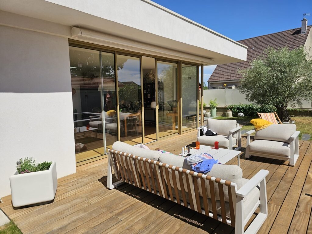 Terrasse bois avec store banne Brustor rentré et baies vitrées coulissantes Messigny-et-Vantoux Côte-d'Or, Menuiserie Foultot