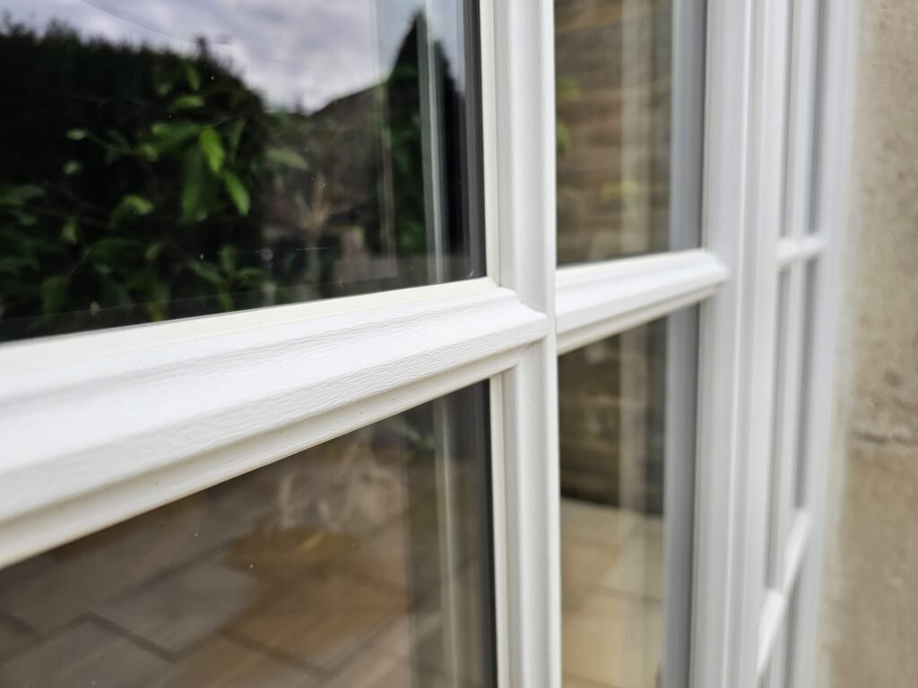Gros plan sur le profilé PVC Finstral veines imitation bois finition naturelle et soignée, Menuiserie Foultot