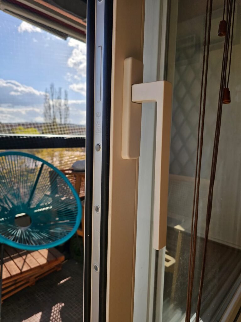 Poignée et profilé blanc crème de la baie levant-coulissant Finstral appartement Dijon, Menuiserie Foultot