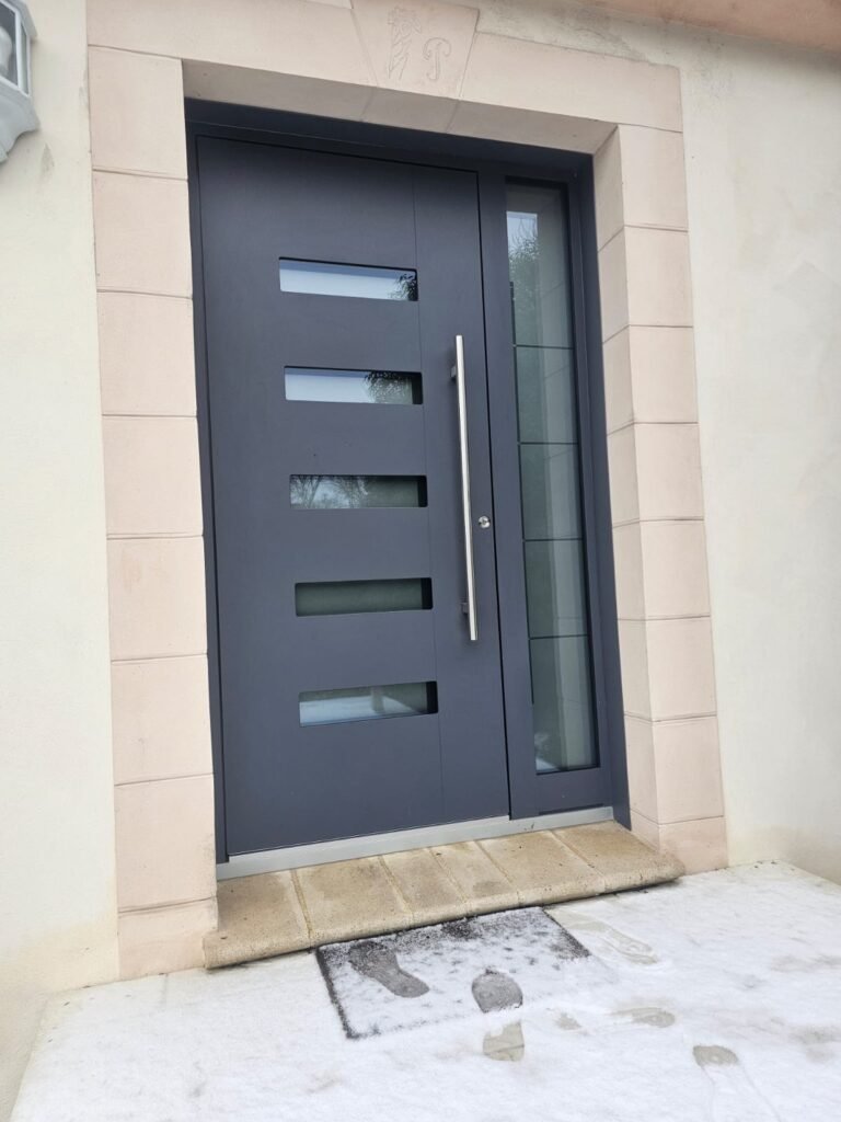 Porte d'entrée Inotherm gris anthracite en vue plongée avec fixe latérale, Hortes (Haute-Marne) — Menuiserie Foultot