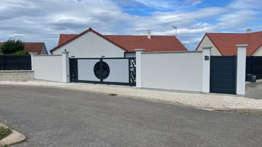 Aménagement d'entrée avec portail aluminium coulissant antagoniste bicolore, portillon piéton gris anthracite et clôture assortie à Brethenay (52)