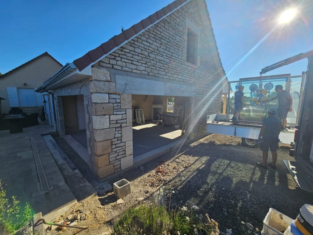 Chantier de pose de baies levant-coulissant Finstral 5 mètres avec grue sur construction neuve en pierre à Balesmes-sur-Marne — Menuiserie Foultot