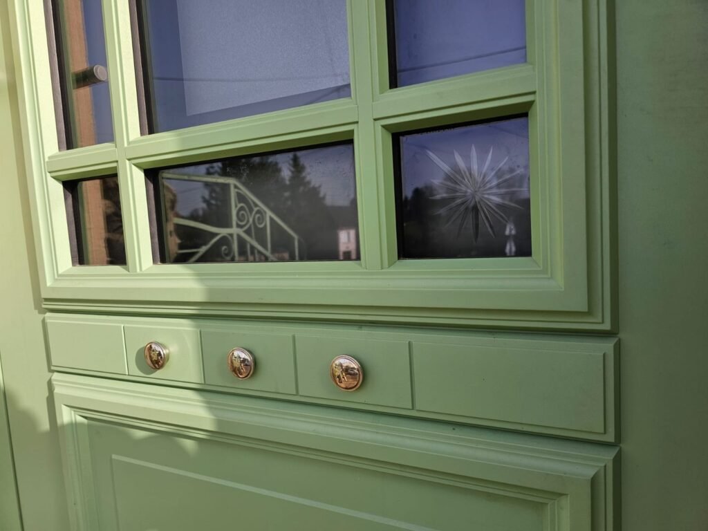 Détails décoratifs sous l'insert vitré d'une porte d'entrée Inotherm