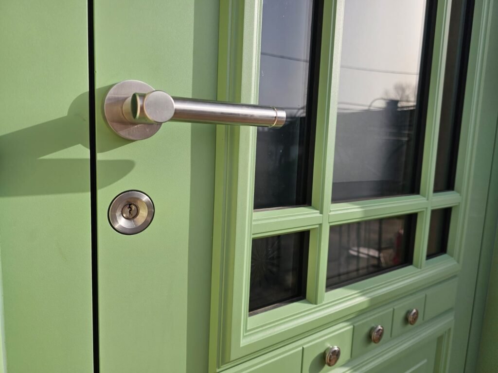 Poignée en inox d'une porte d'entrée Inotherm en aluminium