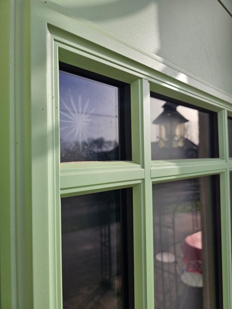 Zoom sur l'insert vitré décoratif d'une porte d'entrée Inotherm
