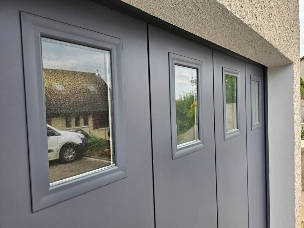 Hublots d'une porte de garage latérale GYPASS gris ardoise RAL 7015