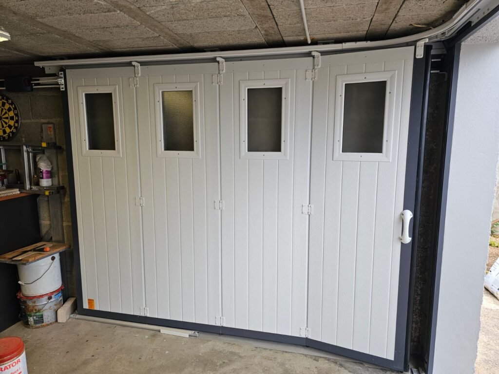 Intérieur blanc d'une porte de garage latérale GYPASS avec quatre hublots