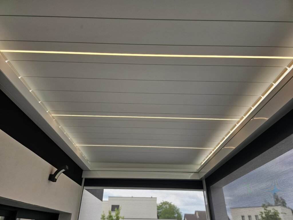 Plafond de pergola bioclimatique avec lames orientables fermées et éclairage LED intégré