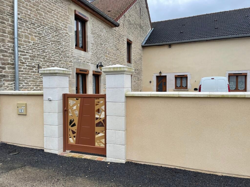 Portillon aluminium sur-mesure CETAL bicolore, installation à Orges
