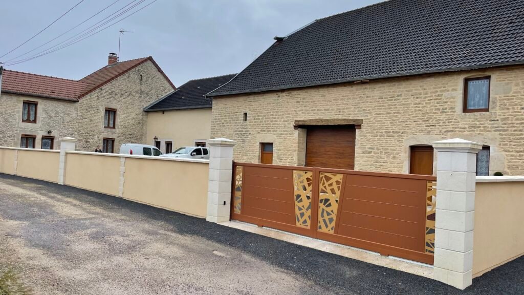 Portail coulissant aluminium CETAL bicolore devant maison en pierre a Orges 52