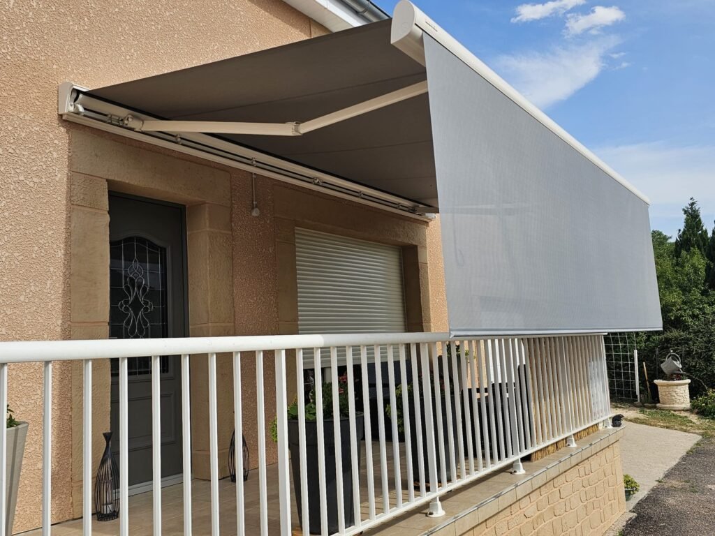 Store banne Brustor avec lambrequin déployé sur une terrasse à Gilly-lès-Cîteaux
