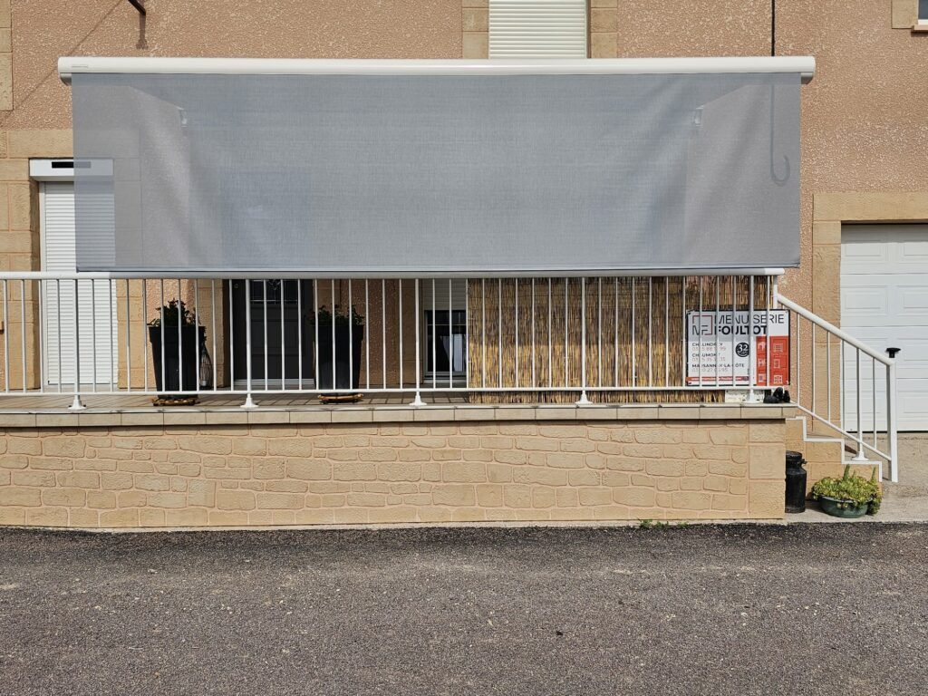 Store banne Brustor avec lambrequin vu de face en façade d'une maison à Gilly-lès-Cîteaux