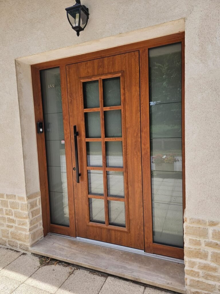 Détail porte Inotherm Ino Smart teinte chêne avec poignée noire digicode et petits bois — Langres Haute-Marne, Menuiserie Foultot