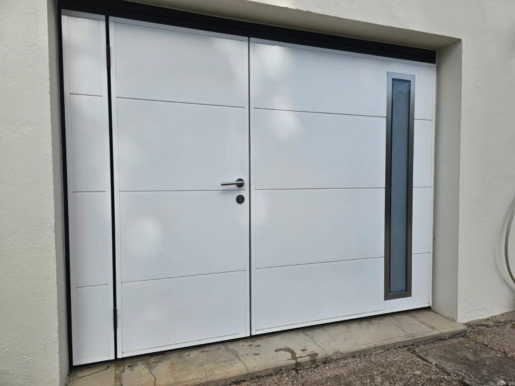 Porte de garage Moos blanche avec insert vitré vertical vue de près à Serqueux Haute-Marne, Menuiserie Foultot