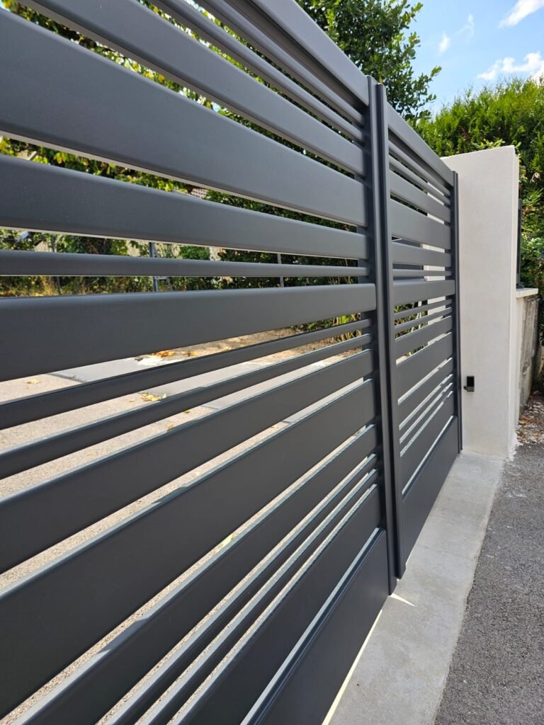 Gros plan lames ajourées horizontales portail Cetal Neptune gris anthracite — Hauteville-lès-Dijon, Menuiserie Foultot