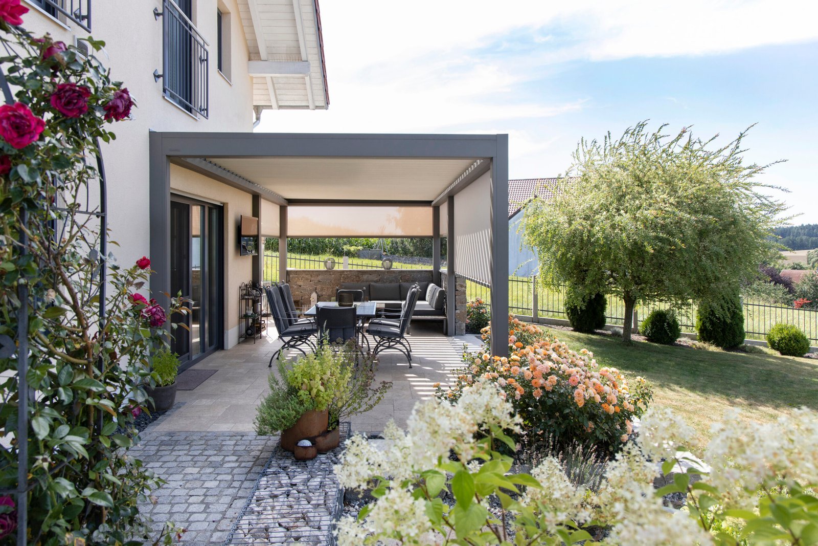 Détail d'ancrage de pergola bioclimatique sur dalle béton avec platine acier et scellement chimique