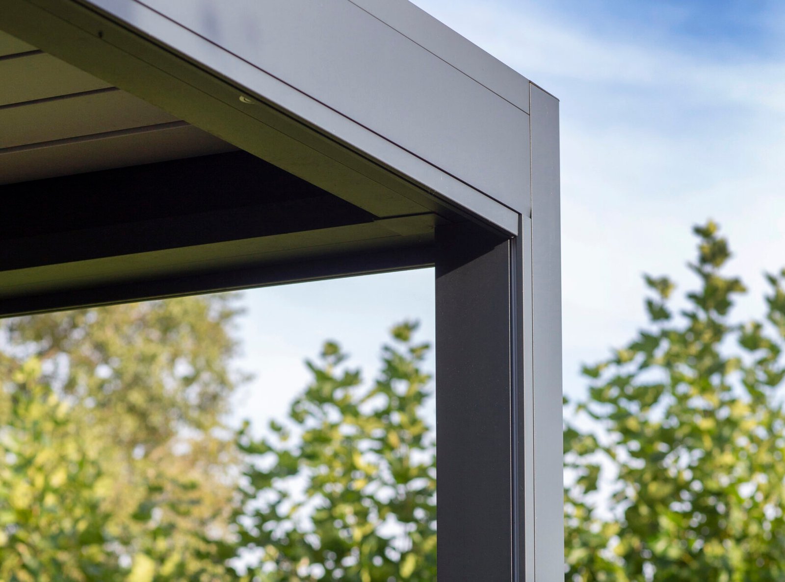 Détail d'un thermolaquage Qualicoat sur pergola bioclimatique aluminium gris anthracite