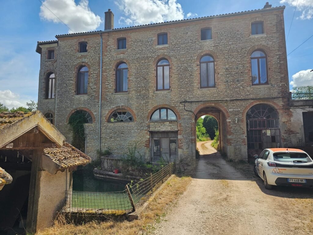 Vue frontale du bâtiment patrimonial à Dijon avec fenêtres Finstral cintrées sur mesure, chantier Menuiserie Foultot Côte-d'Or