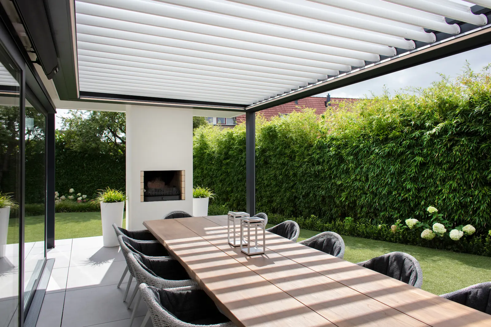 Lames orientables aluminium d'une pergola bioclimatique Brustor à 45 degrés en contre-jour