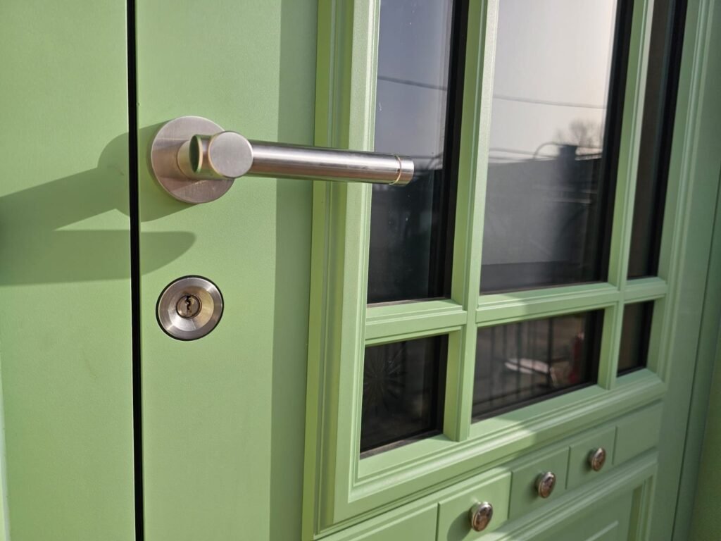 Poignée en inox d'une porte d'entrée Inotherm en aluminium