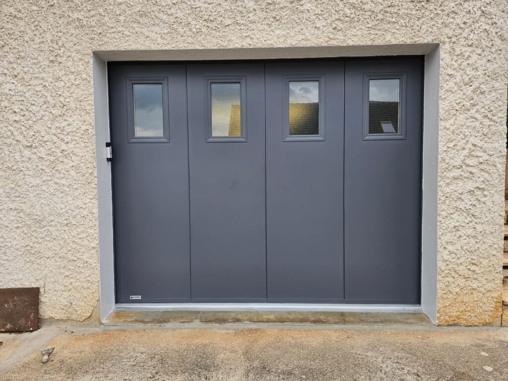 Porte de garage latérale GYPASS gris ardoise RAL 7015 installée à Corcelles-les-Monts