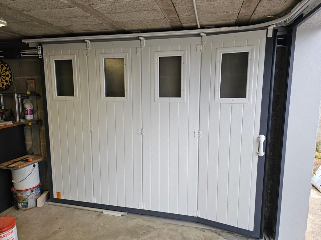 Intérieur blanc d'une porte de garage latérale GYPASS avec quatre hublots