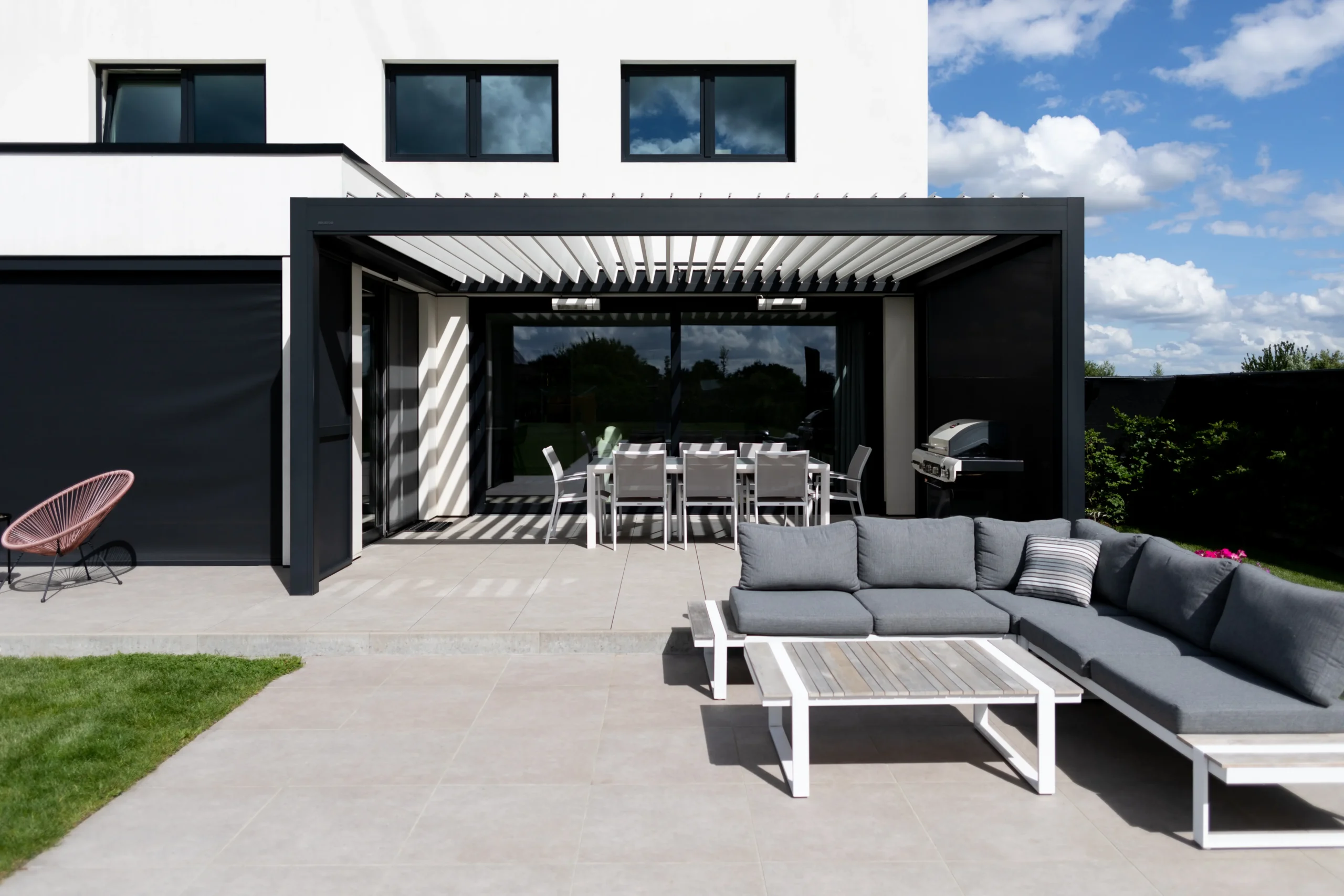 Pergola Brustor B200 XL en situation, vue d'ensemble architecturale sur projet contemporain