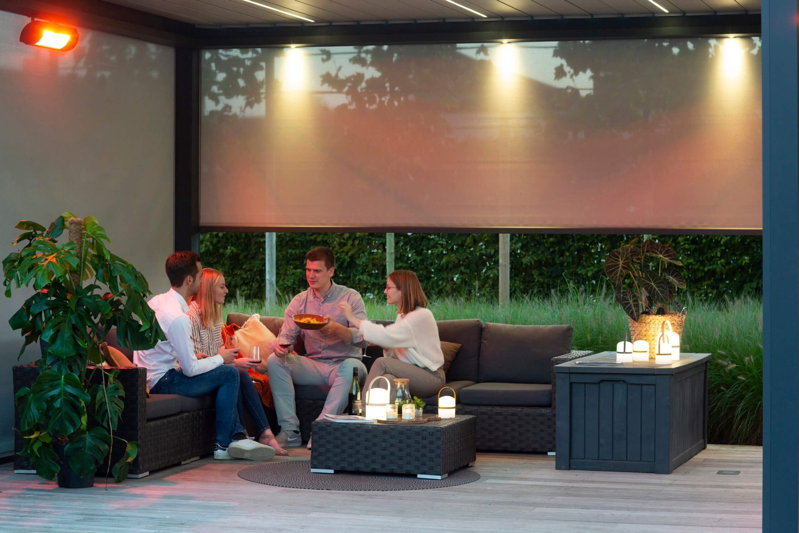 Pergola bioclimatique en soirée avec éclairage LED intégré, installée par Menuiserie Foultot
