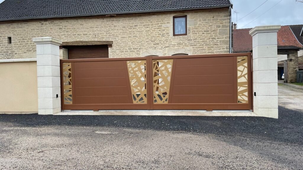Portail coulissant aluminium CETAL Mercure semi-ajoure bicolore brun et champagne
