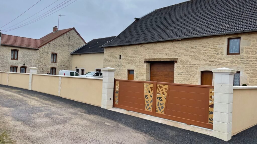 Portail coulissant aluminium CETAL bicolore devant maison en pierre a Orges 52