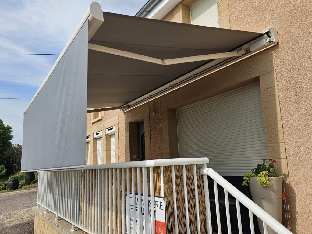 Store banne Brustor avec lambrequin déployé sur une terrasse à Gilly-lès-Cîteaux