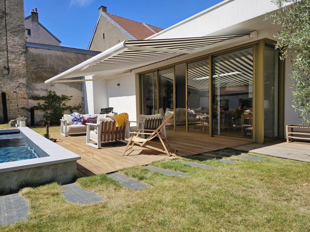 Toile rayures blanc et anthracite du store banne Brustor B50S sur la terrasse à Messigny-et-Vantoux (21), Menuiserie Foultot