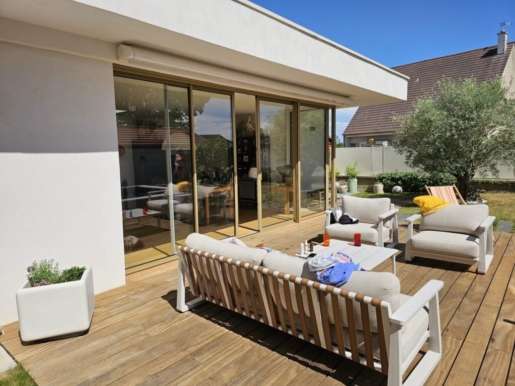 Terrasse bois avec store banne Brustor rentré et baies vitrées coulissantes Messigny-et-Vantoux Côte-d'Or, Menuiserie Foultot