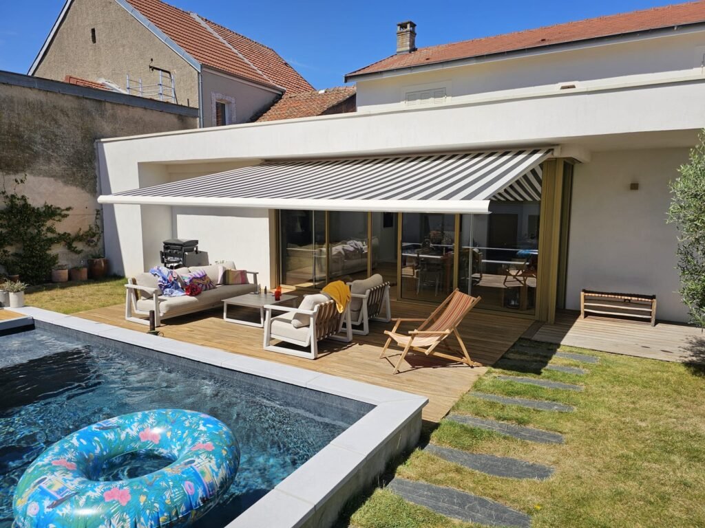 Terrasse ombragée par le store banne Brustor B50S grande largeur à Messigny-et-Vantoux (21), Menuiserie Foultot