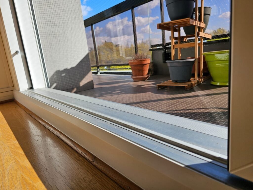 Seuil bas affleurant et rail de coulissement de la baie Finstral appartement Dijon, Menuiserie Foultot