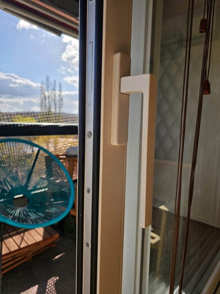 Poignée et profilé blanc crème de la baie levant-coulissant Finstral appartement Dijon, Menuiserie Foultot