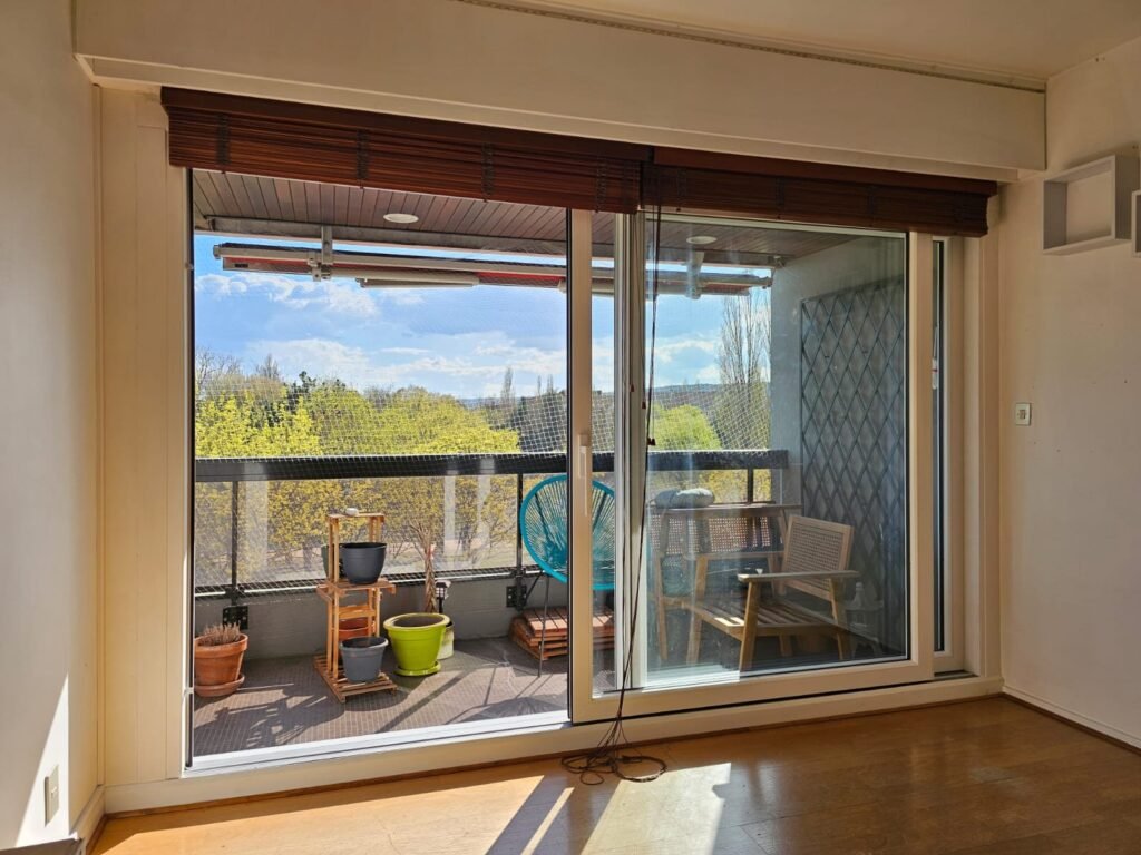Baie levant-coulissant Finstral vue depuis le séjour avec accès balcon appartement Dijon, Menuiserie Foultot