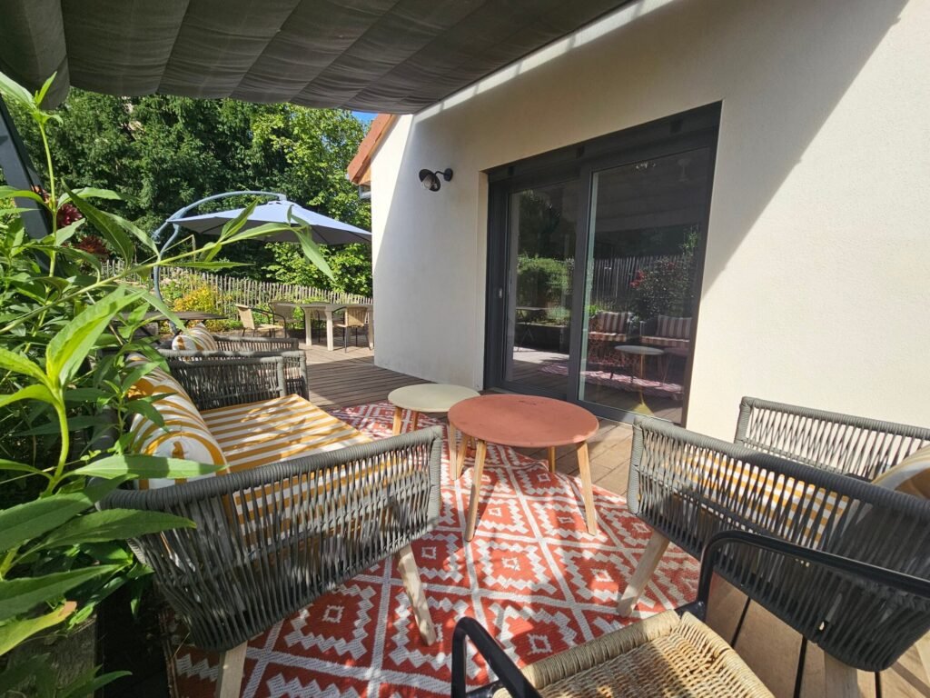 Baie levant-coulissant Finstral PVC capotage aluminium anthracite vue depuis la terrasse avec salon de jardin Dijon Côte-d'Or, Menuiserie Foultot