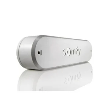 Capteur Somfy de protection au vent pour store banne, boîtier blanc et gris fixé sur la barre de charge (photo Somfy)
