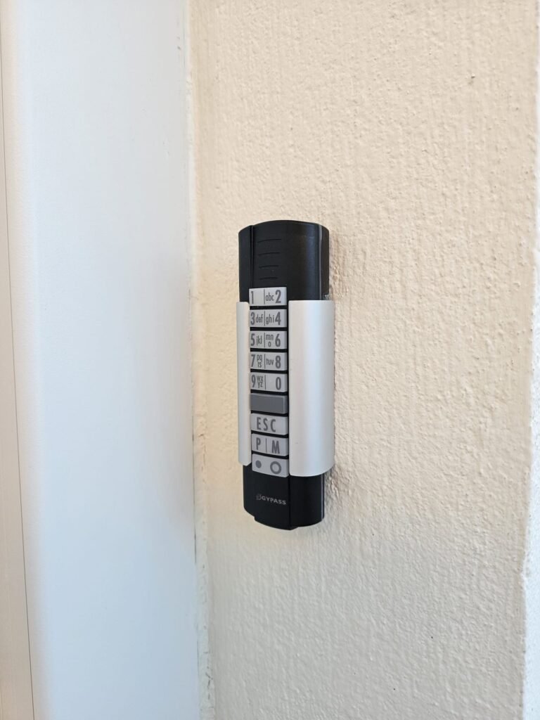 Digicode Gypass sur mur enduit à Rouvres-en-Plaine