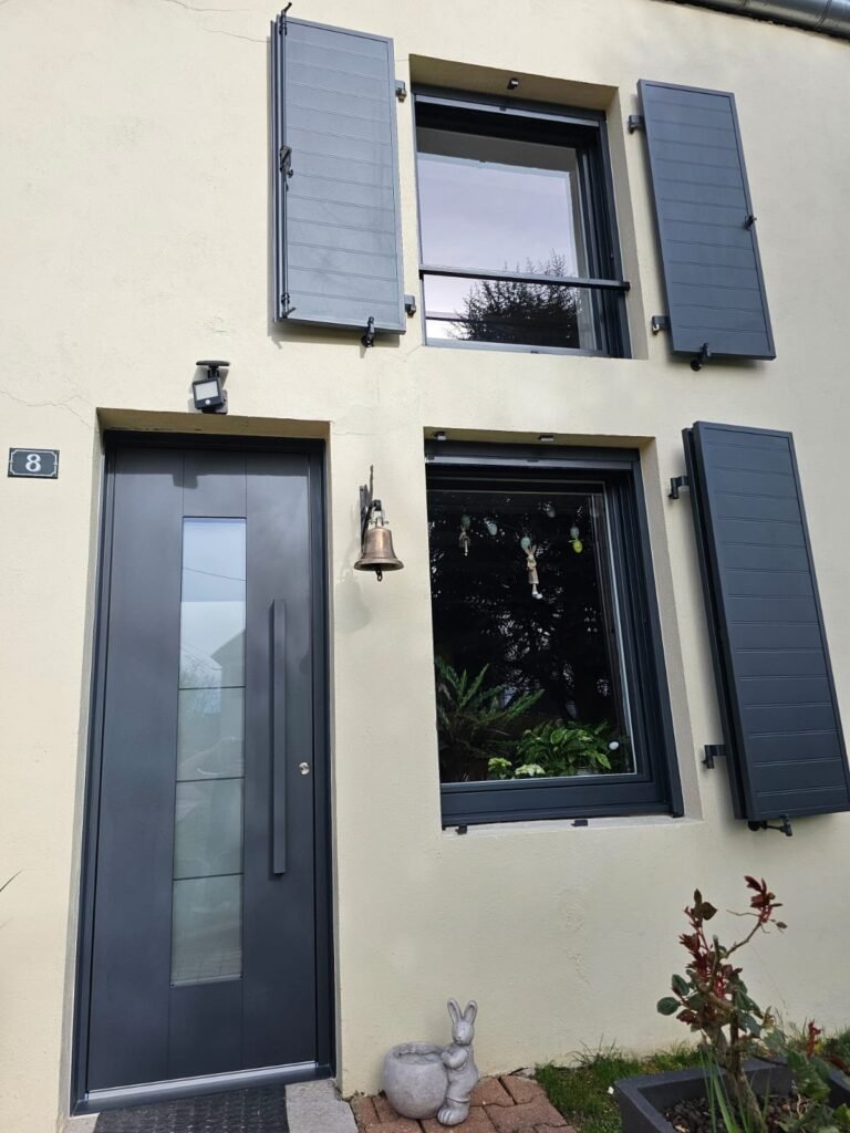 Porte d'entrée Inotherm RAL 7016 à vitrage dépoli rythmé et fenêtres Finstral capotées aluminium, Maizières-sur-Amance