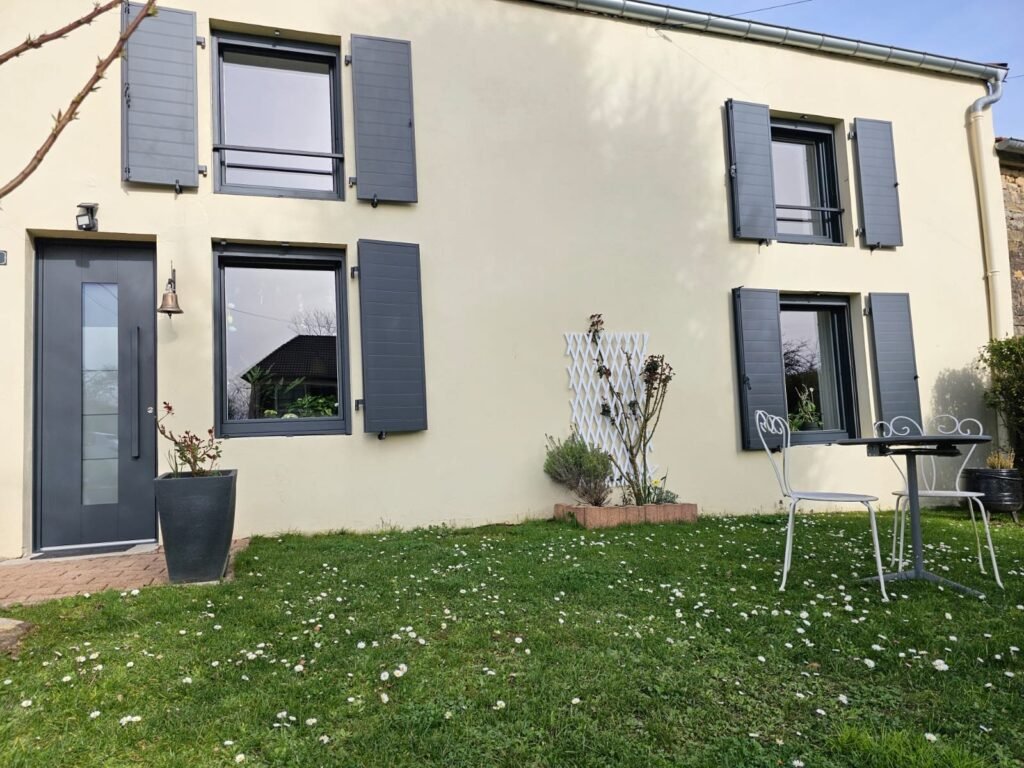 Fenêtres Finstral PVC-aluminium, volets battants Ehret et porte d'entrée Inotherm, tous en RAL 7016, posés à Maizières-sur-Amance par Menuiserie Foultot