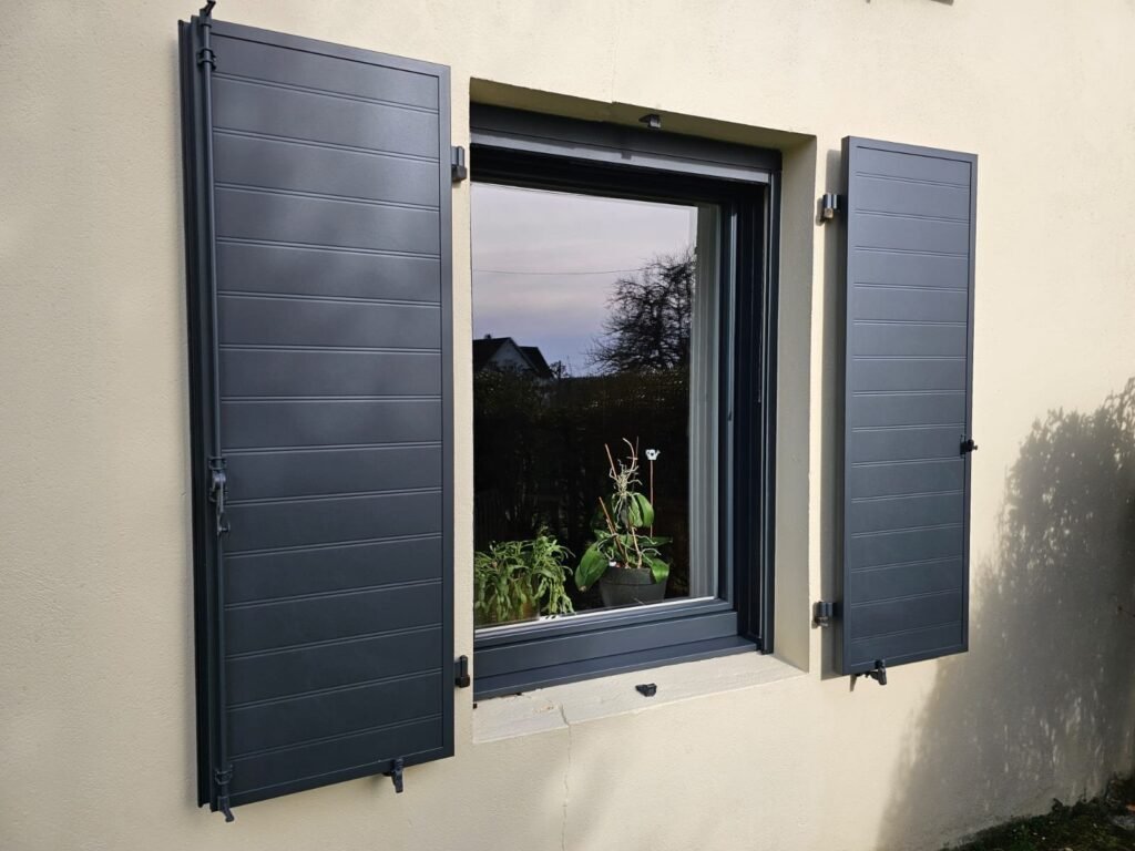 Fenêtre Finstral PVC capoté aluminium en un vantail et volets battants Ehret ISO RW, Maizières-sur-Amance