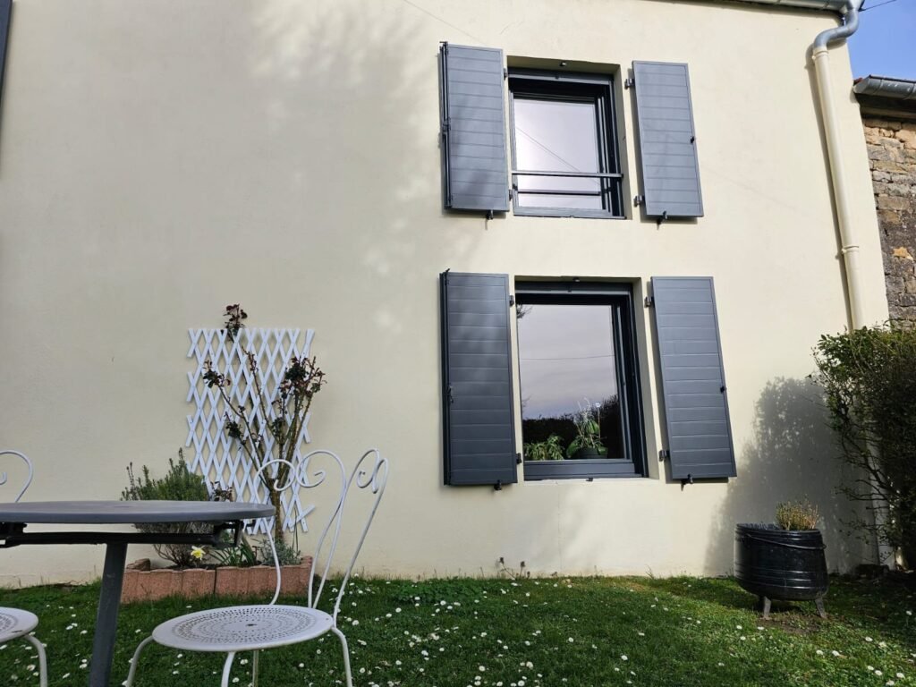 Fenêtres Finstral et volets battants Ehret vus depuis le jardin, Maizières-sur-Amance